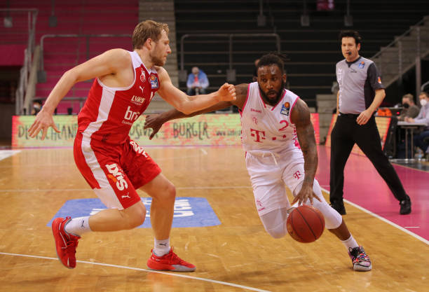 他在离开巴 他在离开巴